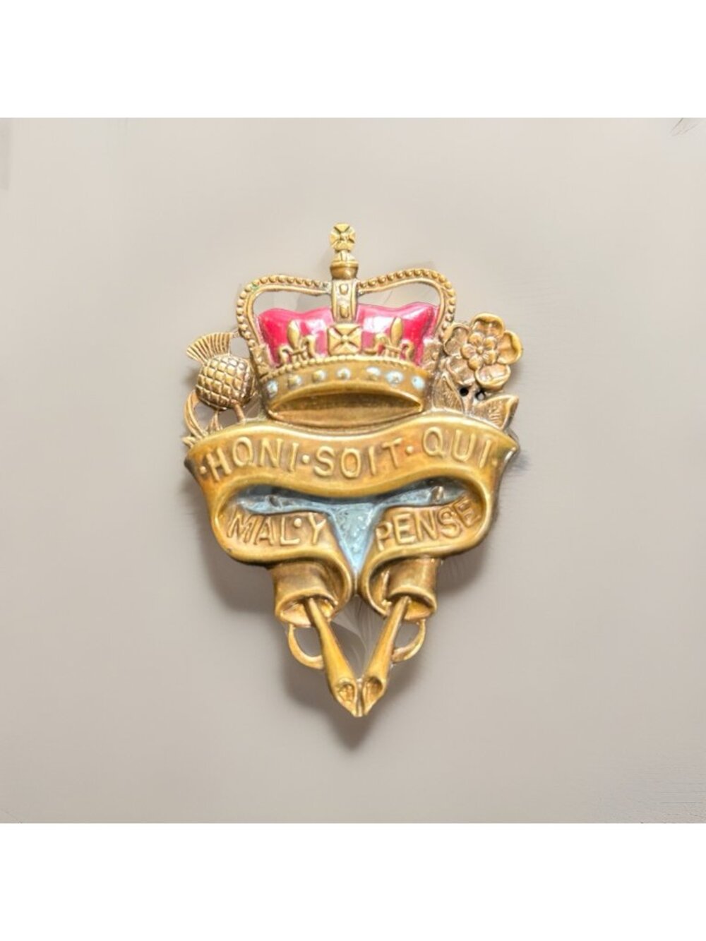 BRITANNIA Signed HONI SOIT QUI MAL Y PENSE Stamped Brass ORDER of GARTER Brooch